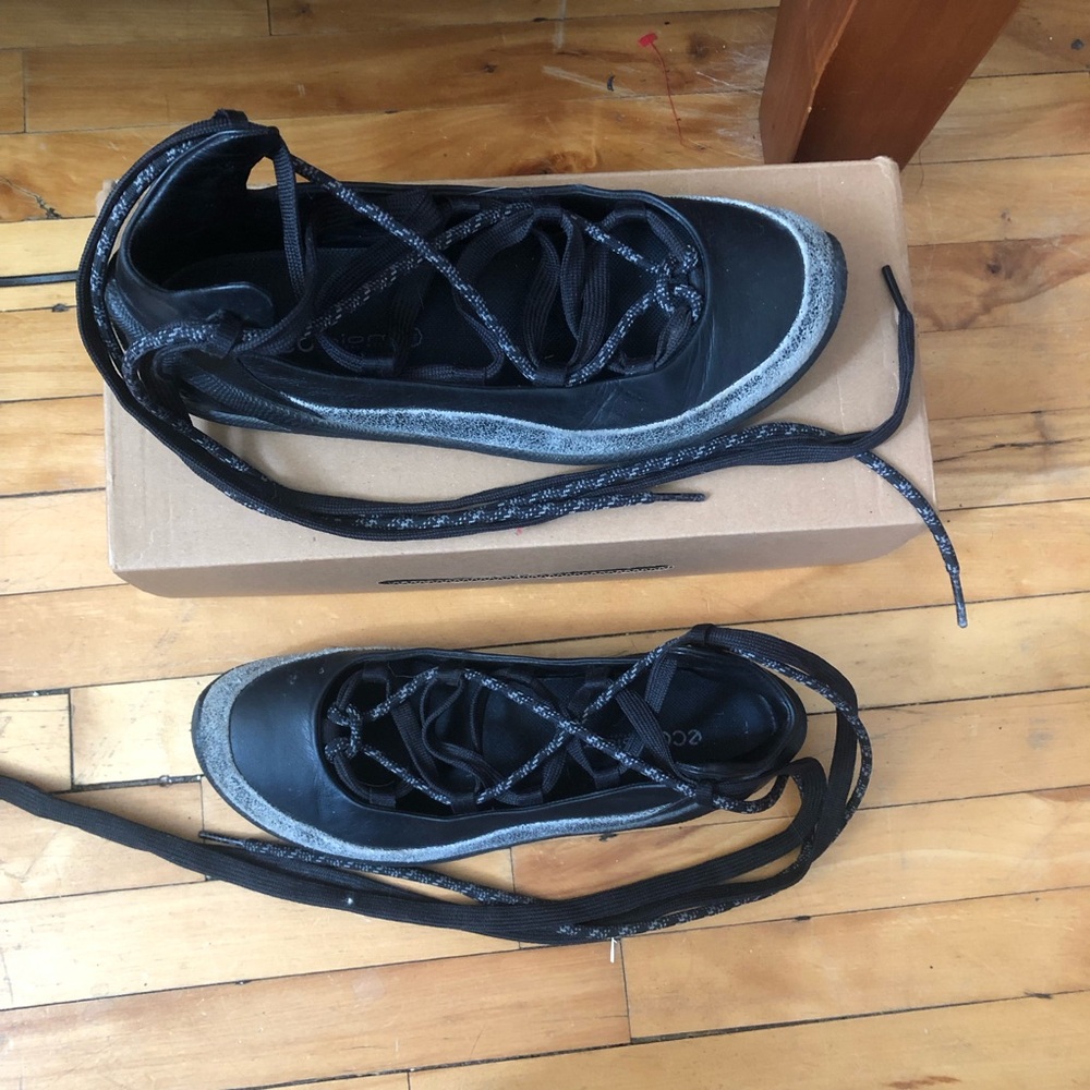 Ecco Women's Black and Gray Ballerina Flat Sneakers